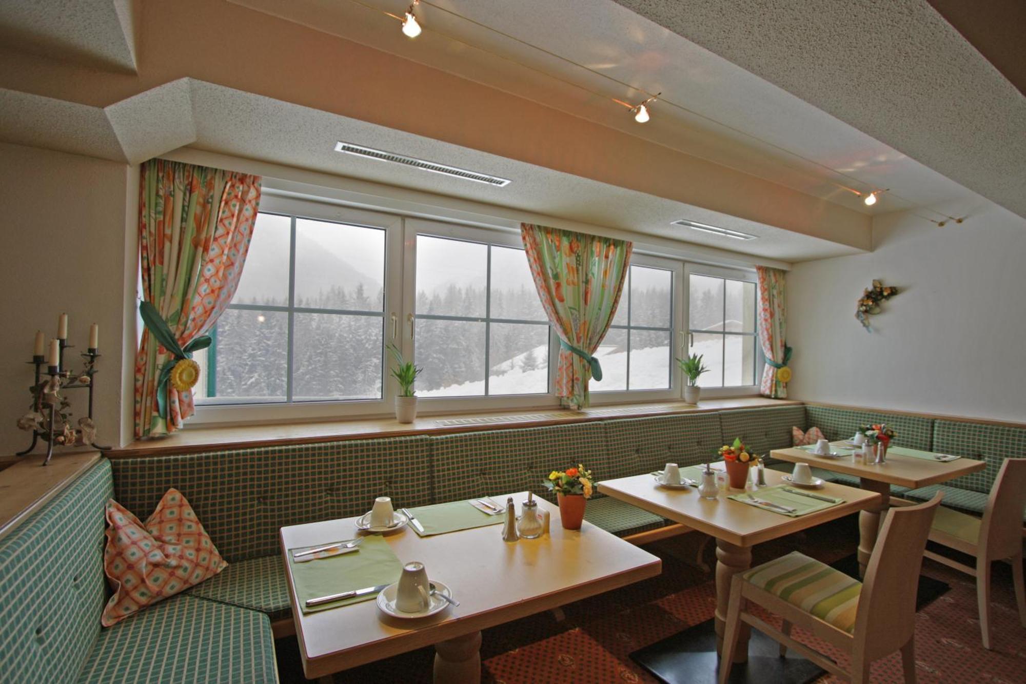 Hotel Garni - Restaurant Kaminstube Sankt Anton am Arlberg Buitenkant foto