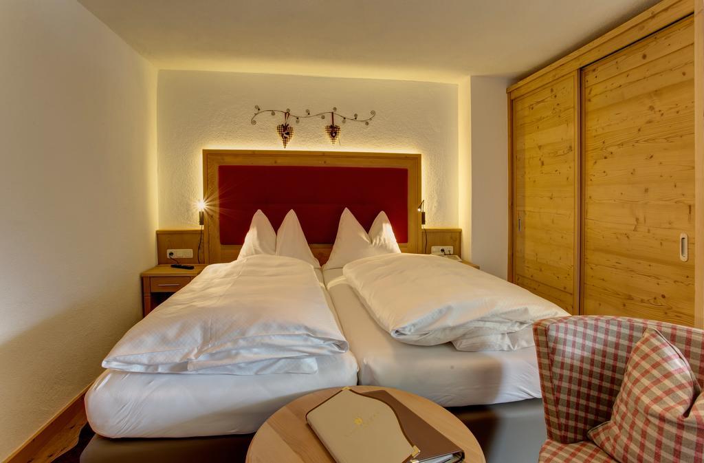 Hotel Garni - Restaurant Kaminstube Sankt Anton am Arlberg Buitenkant foto